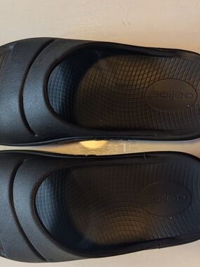 OOFOS Black Recovery Slide Sandals
